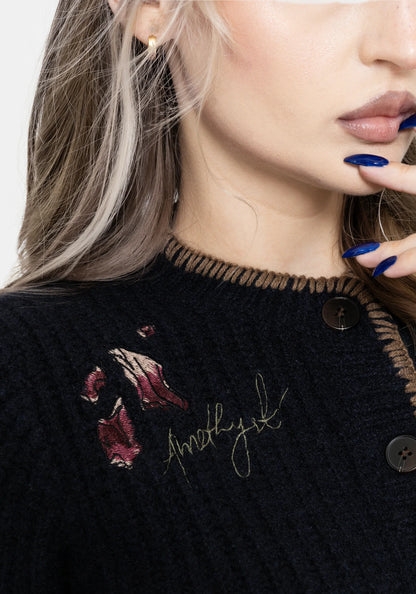 Detalle de los bordados de Baba Yaga y hongos del Ame Embroidered Blanket Stitch Cardigan de Disturbia