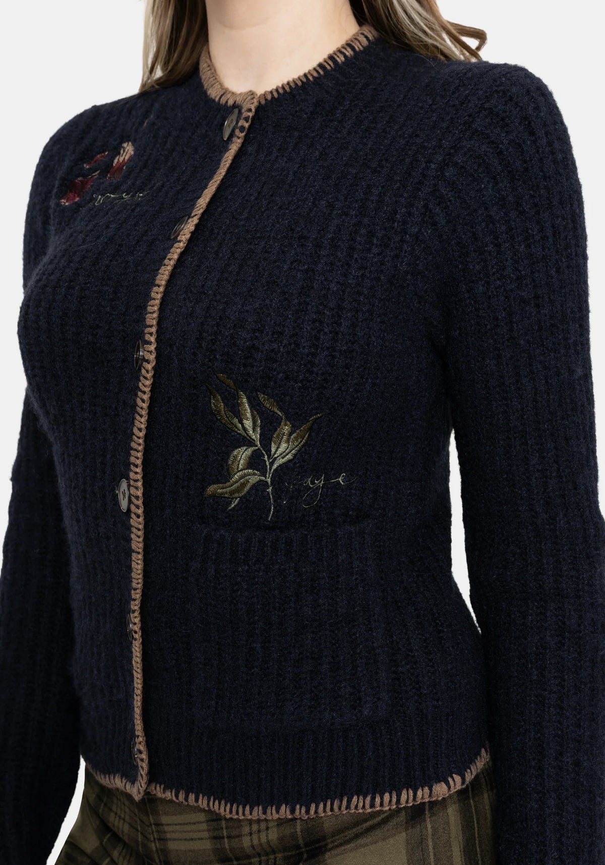 Detalle de los bordados de Baba Yaga y hongos del Ame Embroidered Blanket Stitch Cardigan de Disturbia