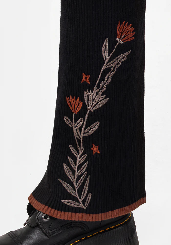 Joggers de punto con bordado floral naranja y marrón en la pierna