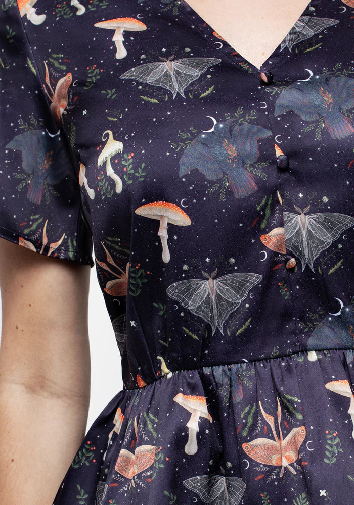 Top con Estampado de Luna, Polillas y Hongos