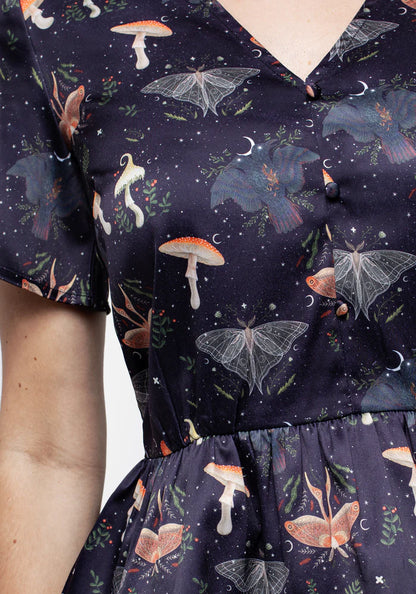 Top con Estampado de Luna, Polillas y Hongos