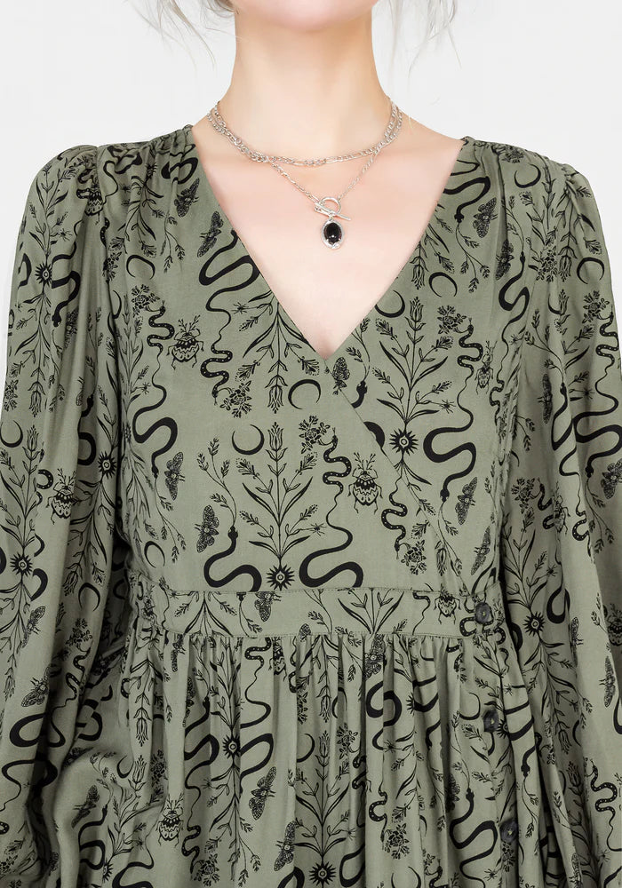 Vestido mini con cuello en V y estampado de serpiente.