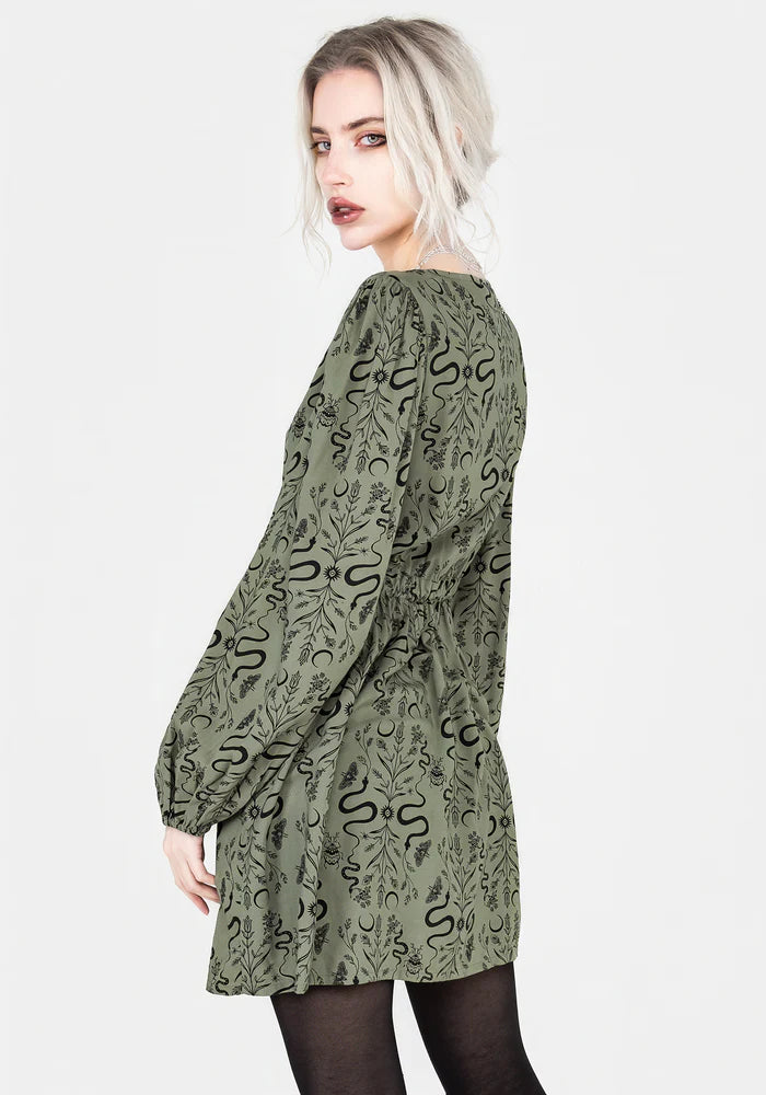 Vestido mini con cuello en V y estampado de serpiente.