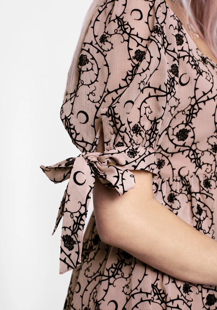 Vestido Mini con Estampado de Rosas, Espinas y Lunas