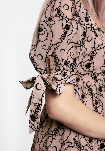 Vestido Mini con Estampado de Rosas, Espinas y Lunas