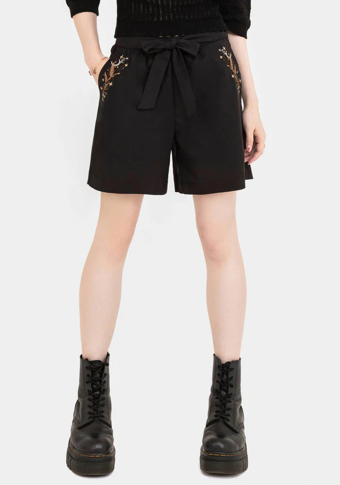 Pantalón corto con cinturón bordado