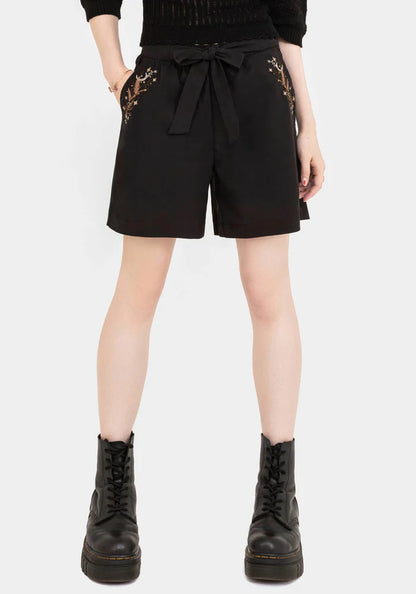 Pantalón corto con cinturón bordado