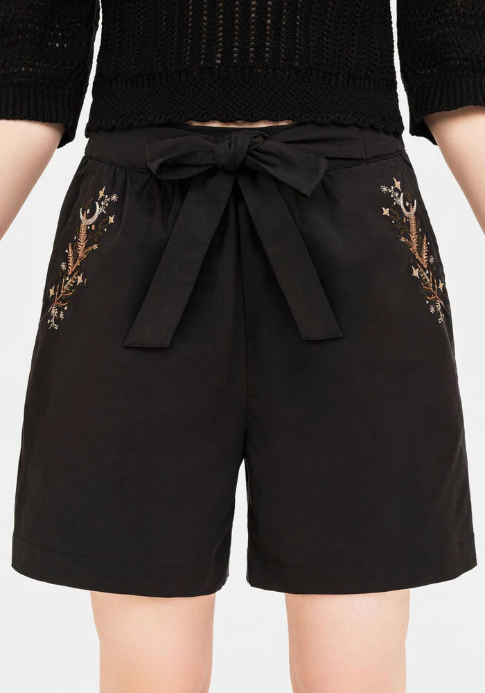 Pantalón corto con cinturón bordado