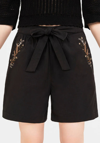 Pantalón corto con cinturón bordado