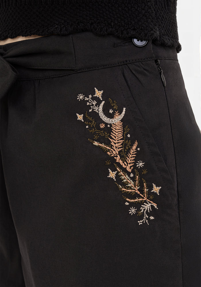 Pantalón corto con cinturón bordado