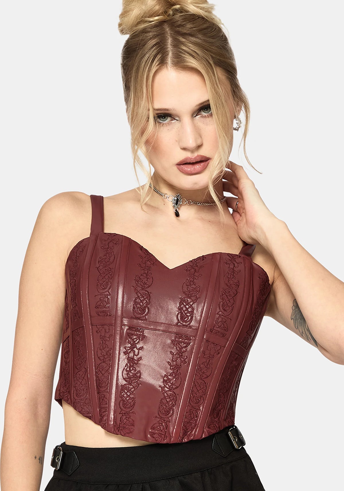 Rouvelle PU Red Corset rojo de cuero vegano con bordado celta de Disturbia