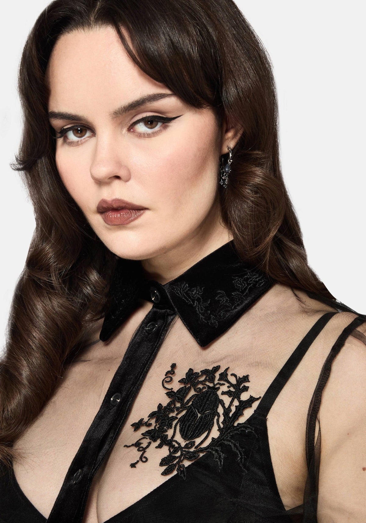 Detalle de los bordados florales e insectos en la Fen Bug Embroidery Organza Sheer Shirt de Disturbia
