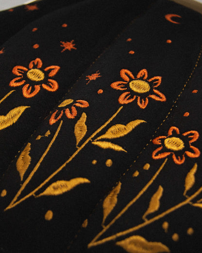 Bolso de terciopelo bordado con forma de calabaza en color negro.
