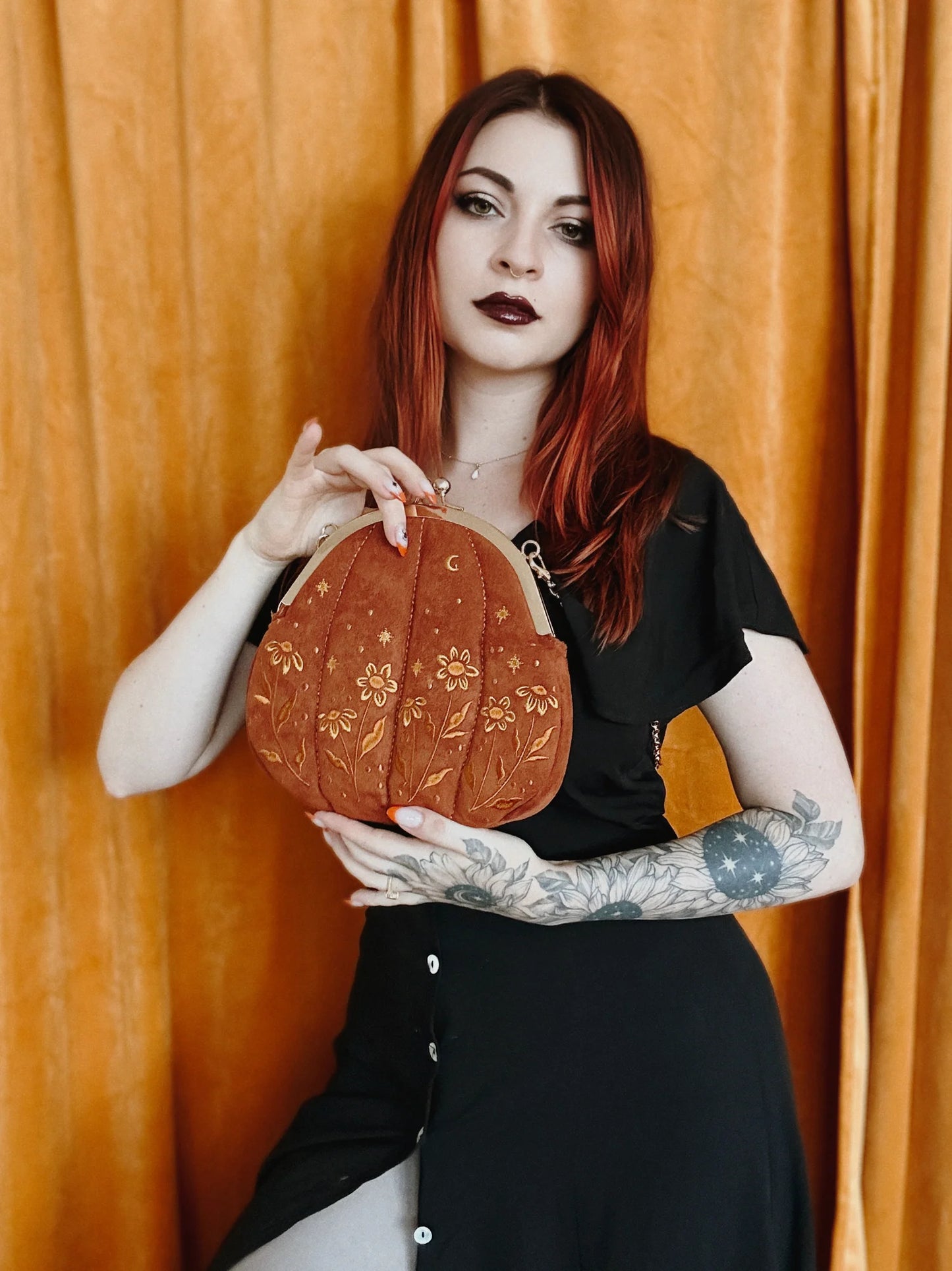 Bolso de terciopelo bordado con forma de calabaza en color negro.