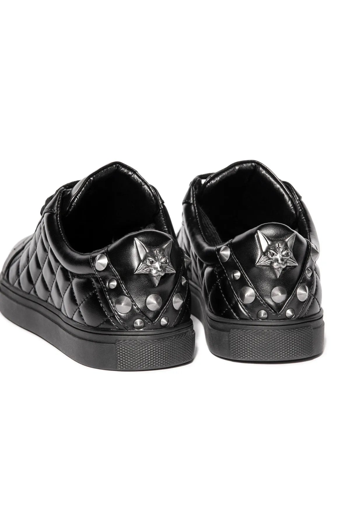 Vista superior de los Zafrina Quilted Sneakers negros de Blackcraft Cult