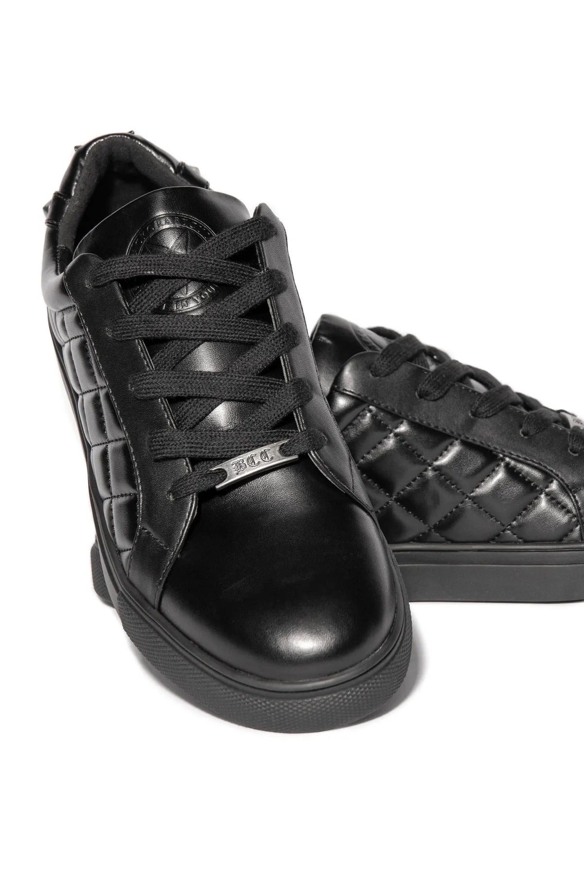 Zafrina Quilted Sneakers de Blackcraft Cult, tenis negros con diseño acolchado