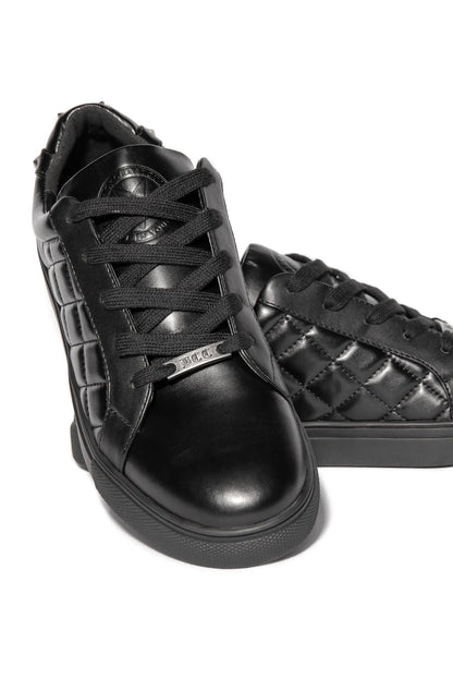 Zafrina Quilted Sneakers de Blackcraft Cult, tenis negros con diseño acolchado